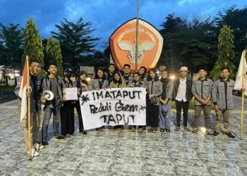 Ikatan Mahasiswa Tapanuli Utara Jambi saat galang dana untuk membantu korban bencana alam gempa bumi di kabupaten Tapanuli Utara (foto: badrun)