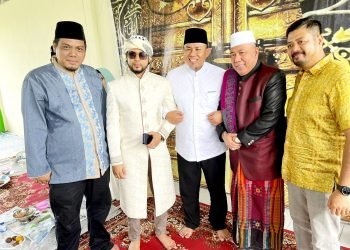 Ketua BPC HIPMI Kota Jambi Raden Mohammad saat foto bersama dengan Ketua Bappilu Partai Nasdem H.A.Rahman di Pondok MA'HAD ALJAZARI ALMUBARAK LITAHFIZHIL QUR'AN AL-KARIM Telanaipura Kota Jambi. (Foto: D)