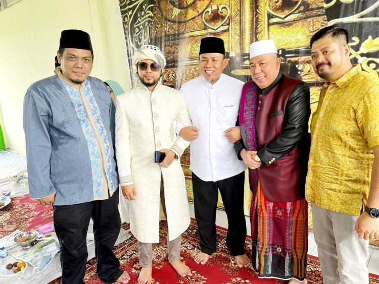 Ketua BPC HIPMI Kota Jambi Raden Mohammad saat foto bersama dengan Ketua Bappilu Partai Nasdem H.A.Rahman di Pondok MA'HAD ALJAZARI ALMUBARAK LITAHFIZHIL QUR'AN AL-KARIM Telanaipura Kota Jambi. (Foto: D)