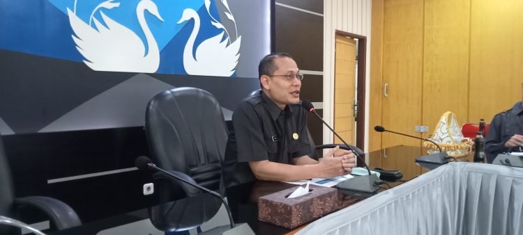 Agus Sudibyo Kepala BPS Provinsi Jambi saat memaparkan Regsosek 2022 di aula gedung BPS telanai (foto: Deni)