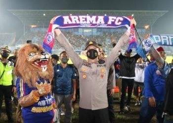 KENANGAN: Kapolres Malang AKBP Ferli Hidayat membentangkan syal usai dinobatkan sebagai "Sam Ferli", Minggu (22/5/2022) lalu.