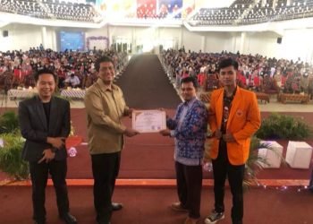 Anggota Komisi I DPRD Provinsi Jambi, Kemas Alfarabi, poto bersama usai menjadi pemateri Seminar Physics Star. (Dok istimewa)