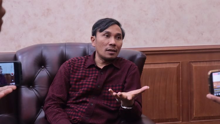 Ketua DPRD Provinsi Jambi, Edi Purwanto saat diwawancarai ruang kerjanya (Dok istimewa)