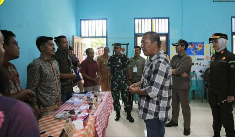 Bupati Romi saat meninjau lanbgsung Pelaksanaan Pilkades Serentak 2022 (Dok istimewa)