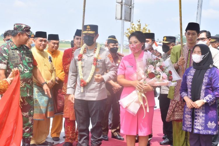 Penyambutan Kapolda Jambi Irjen Pol Rusdi Hartono saat tiba di Bandara Sultan Thaha Jambi (dok istimewa)