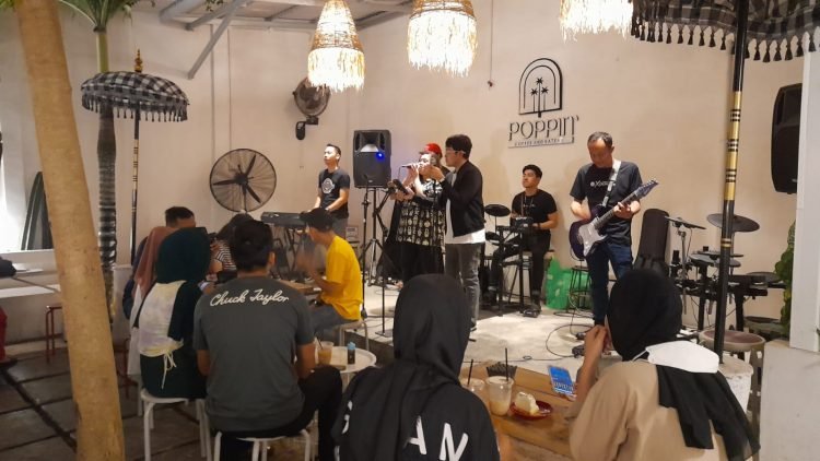 Suasana acara Road to Dewa 19 di cafe Poppin. (Dok Hajrin)