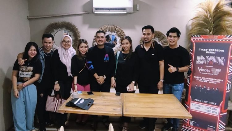 Tim promotor konser Dewa 19 dan para baladewa saat konferensi pers di cafe Poppin. (Dok Bitnews.id)