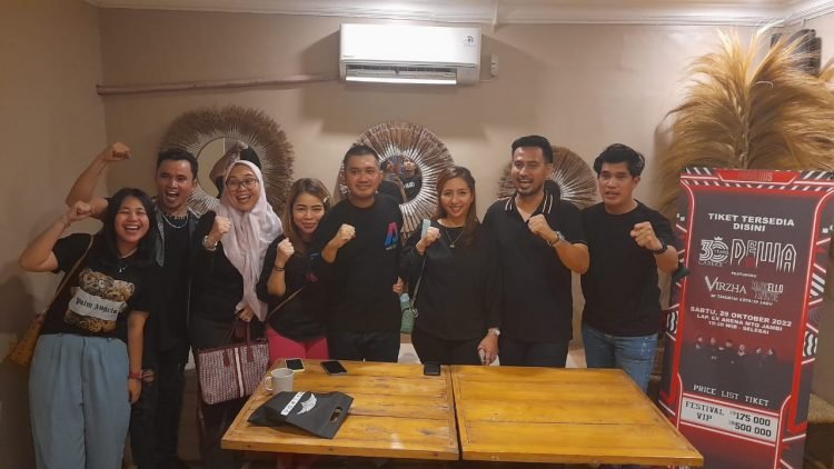 Tim promotor konser Dewa 19 dan para baladewa saat konferensi pers di cafe Poppin. (Dok Bitnews.id)