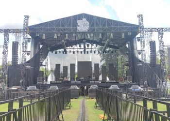 Penampakan panggung konser band Dewa 19 di Ex Arena MTQ Jambi. (Dok bitnews.id/Hendra)