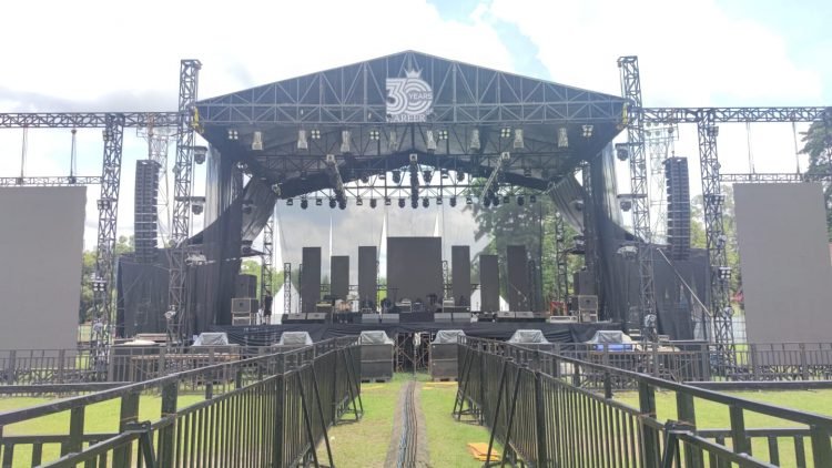 Penampakan panggung konser band Dewa 19 di Ex Arena MTQ Jambi. (Dok bitnews.id/Hendra)