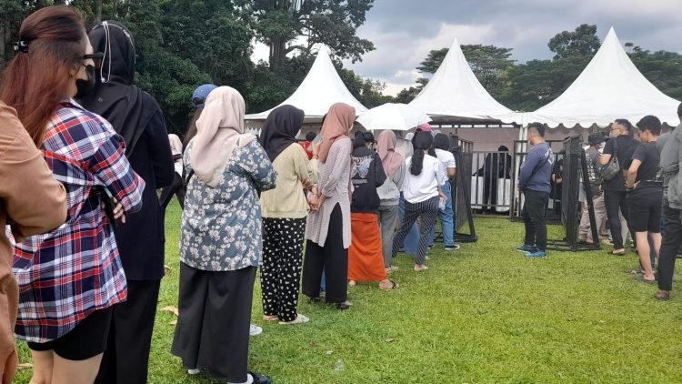 Suasana antrian di stand tiket konser Dewa 19 di Jambi. (Dok.Istimewa)