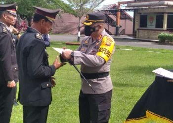 Kapolres Muarojambi AKBP Yuyan Priatmaja saat memimpin wisuda purna bhakti anggota Polres Muarojambi. (Foto Humas Polres Muarojambi)