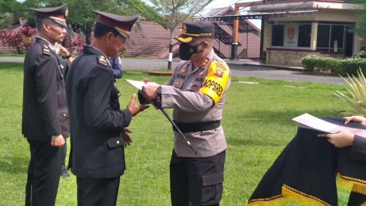 Kapolres Muarojambi AKBP Yuyan Priatmaja saat memimpin wisuda purna bhakti anggota Polres Muarojambi. (Foto Humas Polres Muarojambi)