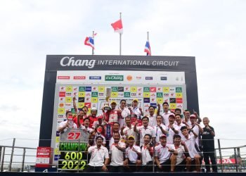 Tim AHM berfoto bersama dengan Andi Gilang di atas podium. (Dok istimewa)