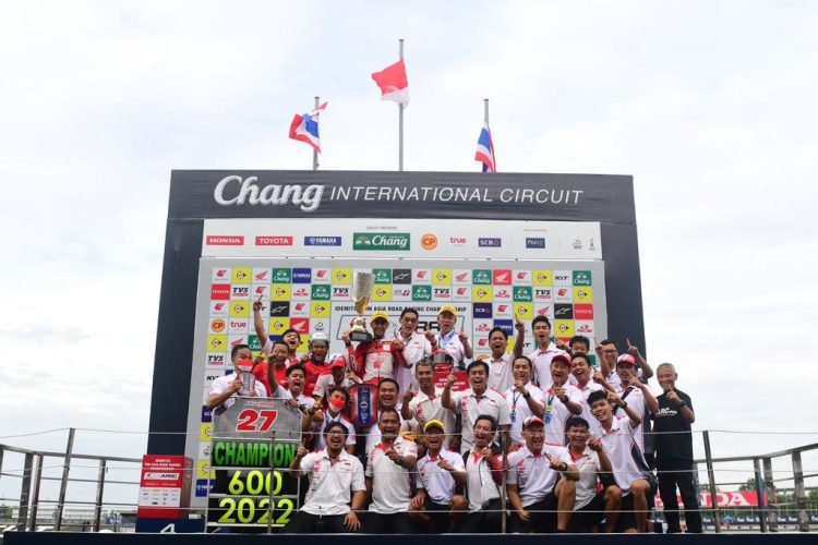 Tim AHM berfoto bersama dengan Andi Gilang di atas podium. (Dok istimewa)