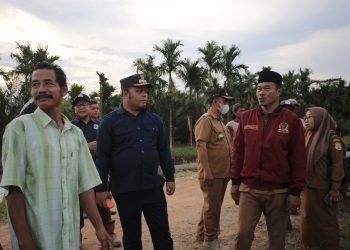 Wakil Bupati Tanjab Timur saat melakukan monitoring dan pengawasan kegiatan pembangunan fisik tahun anggaran 2022 di Kecamatan Rantau Rasau dan Kecamatan Berbak, Kabupaten Tanjab Timur. (Dok istimewa)