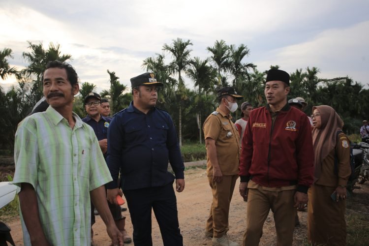 Wakil Bupati Tanjab Timur saat melakukan monitoring dan pengawasan kegiatan pembangunan fisik tahun anggaran 2022 di Kecamatan Rantau Rasau dan Kecamatan Berbak, Kabupaten Tanjab Timur. (Dok istimewa)
