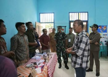 Bupati Tanjab Timur H. Romi Hariyanto saat Tinjau Pilkades Serentak 2022 (Dok Istimewa)