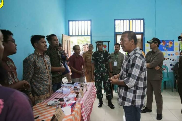 Bupati Tanjab Timur H. Romi Hariyanto saat Tinjau Pilkades Serentak 2022 (Dok Istimewa)