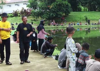 Bupati Romi saat memantau langsung warga yang memancing ikan (Dok Istimewa)