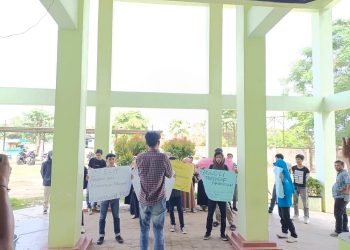 Aksi masa mahasiswa Fakultas Ekonomi dan Bisnis Islam Universitas Islam Negeri Sulthan Thaha Saifuddin Jambi menuntut fasilitas yang layak dan pengusutan kasus Pingli yang dianggap sudah merajalela. [Dok istimewa]