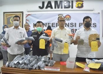 Konferensi pers pengungkapan kasus 4,8 kilogram ganja kering oleh Ditresnarkoba Polda Jambi. (Foto Humas Polda Jambi)