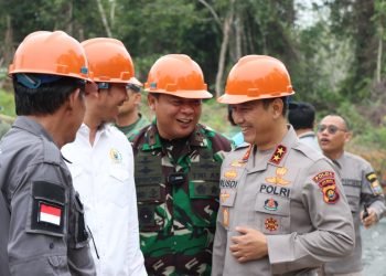 Kapolda Jambi terlihat berbincang bersama Danrem 042/Gapu dan dua orang lainnya saat melakukan pemantauan kawasan rawan Karhutla di Jambi. (Dok Humas Polda Jambi)