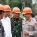 Kapolda Jambi terlihat berbincang bersama Danrem 042/Gapu dan dua orang lainnya saat melakukan pemantauan kawasan rawan Karhutla di Jambi. (Dok Humas Polda Jambi)