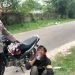 AKBP Guntur Saputro memberikan minum kepada pebalap liar, karena kelelahan berlari saat melihat polisi datang ke lokasi balal liar. (Dok istimewa)