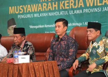 Kapolda Jambi Irjen Pol. Rusdi Hartono bersama Wakil Gubernur Jambi, Abdullah Sani pada Kegiatan Pembukaan MUKERWIL NU Provinsi Jambi Tahun 2022 (Dok Humas Polda Jambi)