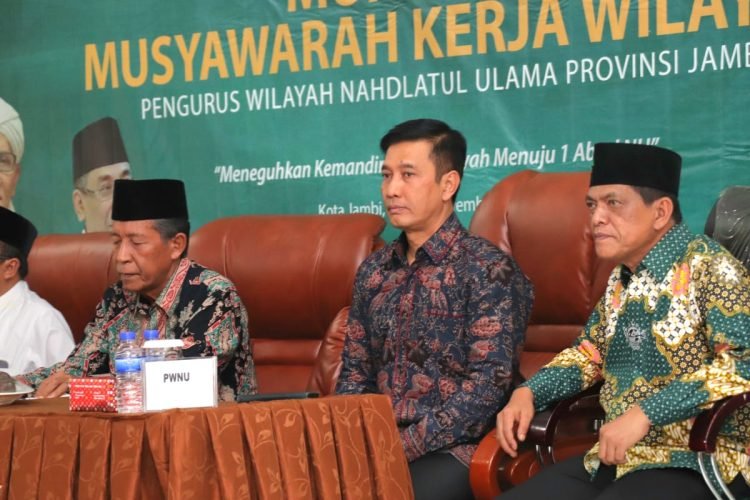 Kapolda Jambi Irjen Pol. Rusdi Hartono bersama Wakil Gubernur Jambi, Abdullah Sani pada Kegiatan Pembukaan MUKERWIL NU Provinsi Jambi Tahun 2022 (Dok Humas Polda Jambi)