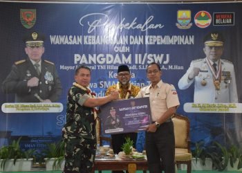 Pangdam II/Sriwijaya Mayjen TNI Hilman Hadi bersama Kepala SMAN Titian Teras Karnama (Dok. Penrem042gapu)