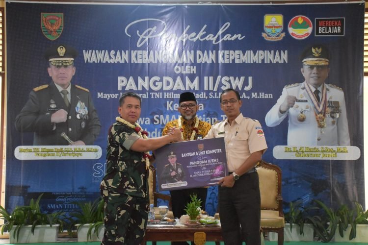Pangdam II/Sriwijaya Mayjen TNI Hilman Hadi bersama Kepala SMAN Titian Teras Karnama (Dok. Penrem042gapu)