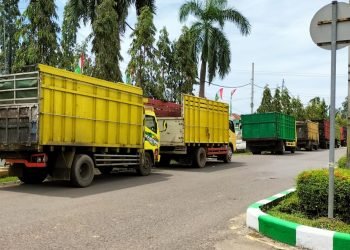 Truk batu bara yang parkir di depan Kantor Bupati Batanghari. (Dok istimewa)