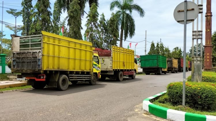 Truk batu bara yang parkir di depan Kantor Bupati Batanghari. (Dok istimewa)