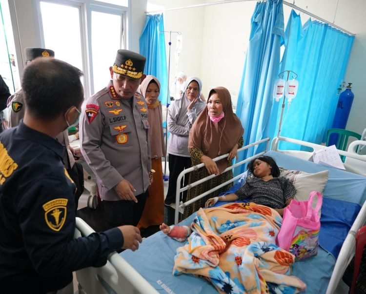 Kapolri, Jenderal Sigit Listyo saat menjenguk korban gempa yang dirawat di rumah sakit. (Dok Humas Polri)
