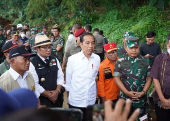 Presiden RI didampingi Kepala Staf TNI Angkatan Darat dan Menko PMK meninjau langsung lokasi terdampak gempa bumi Cianjur. (Dok Dispenad)