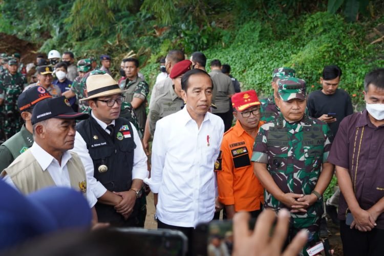Presiden RI didampingi Kepala Staf TNI Angkatan Darat dan Menko PMK meninjau langsung lokasi terdampak gempa bumi Cianjur. (Dok Dispenad)