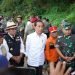 Presiden RI didampingi Kepala Staf TNI Angkatan Darat dan Menko PMK meninjau langsung lokasi terdampak gempa bumi Cianjur. (Dok Dispenad)