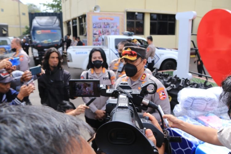 Kepala Divisi Humas Polri, Irjen Dedi Prasetyo saat diwawancara wartawan. (Foto Humas Polri)