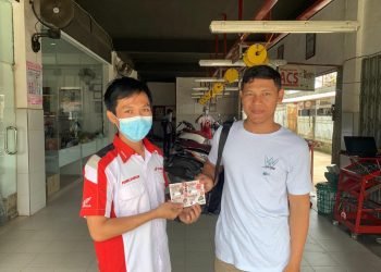 Konsumen yang sudah menukarkan voucher motor kesayangan di bengkel resmi Astra Honda Authorized Service Station. (Foto Sinsen)