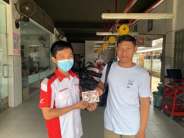 Konsumen yang sudah menukarkan voucher motor kesayangan di bengkel resmi Astra Honda Authorized Service Station. (Foto Sinsen)
