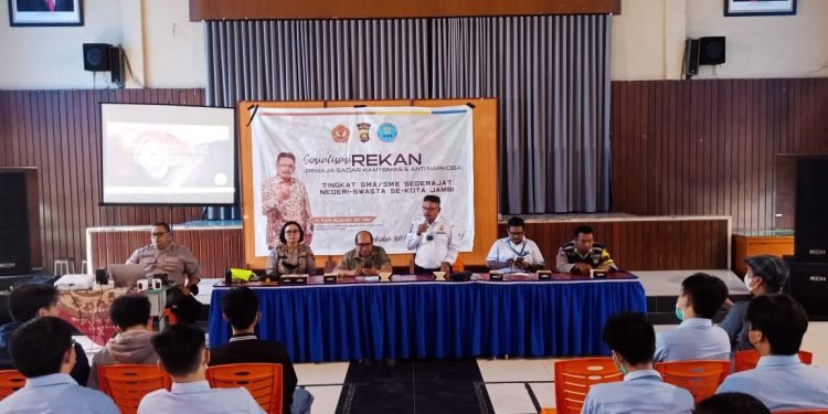 Road Show Sosialisasi "REKAN" di SMA Xaverius 1 Jambi oleh Pokdarkamtibmas Bhayangkara Resort Kota Jambi, BNN Provinsi Jambi, dan Binmas Polresta Jambi. (Dok istimewa)