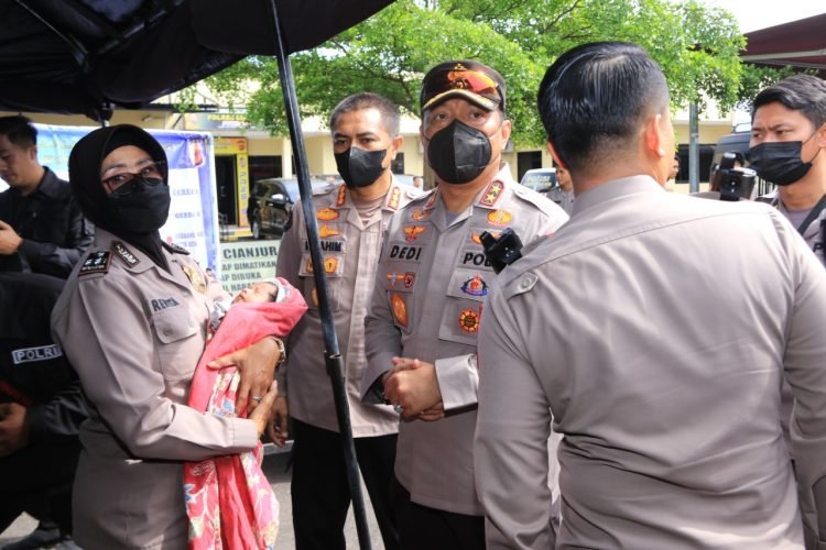 Kadiv Humas Polri, Irjen Pol Dedi Prasetyo, saat mengecek langsung kondisi anak yang ditemukan di bahaw reruntuhan gedung akibat gempa Cianjur. (Dok istimewa)