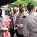 Kadiv Humas Polri, Irjen Pol Dedi Prasetyo, saat mengecek langsung kondisi anak yang ditemukan di bahaw reruntuhan gedung akibat gempa Cianjur. (Dok istimewa)