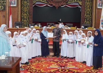 Ketua DPRD Provinsi Jambi, Edi Purwanto bersama Puluhan siswa kelas 4 SD Islam Al Azhar 57 Jambi (Dok Istimewa)