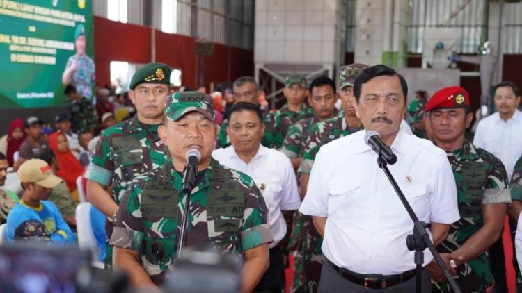 Kasad Jenderal TNI Dr. Dudung Abdurachman beserta Menko Marves Jenderal TNI Purn Luhut Binsar Panjaitan (Dok Dispenad)