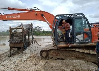 Tersangka pelaku tambang ilegal serta barang bukti alat berat saat akan diamankan polisi. [Dok istimewa]