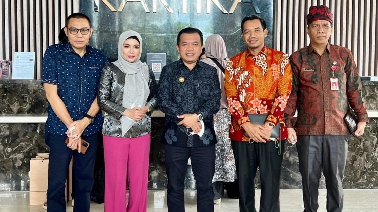 Eka Marlina bersama Anggota Komisi IV, Gubernur dan Kadisnaker Provinsi Jambi (Dok istimewa)