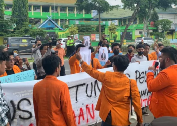 Aksi unjuk rasa mahasiswa di depan Rumah Dinas Rektor Unja, Selasa (20/12/2022). Mereka menuntut rektor mengusut kasus penganiayaan dan penghinaan yang dilakukan dosen terhadap mahasiswa. [Foto RJ.COM]